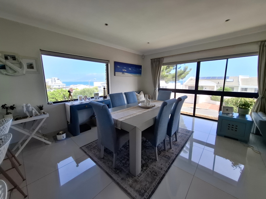 To Let 4 Bedroom Property for Rent in Bloubergstrand Western Cape